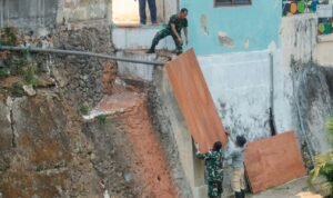 Angkut Material Manual, Koramil Klojen Kebut Pondasi Jembatan Perintis Garuda