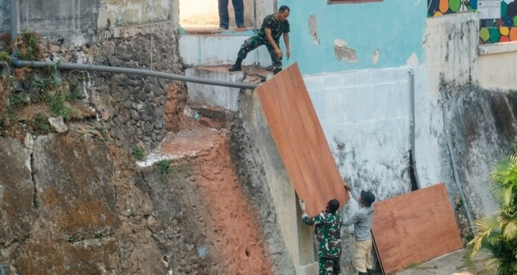 Angkut Material Manual, Koramil Klojen Kebut Pondasi Jembatan Perintis Garuda