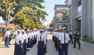 Babinsa Gadang Tanamkan Disiplin dan Karakter Pelajar Lewat LDKS OSIS SMP 29 Malang