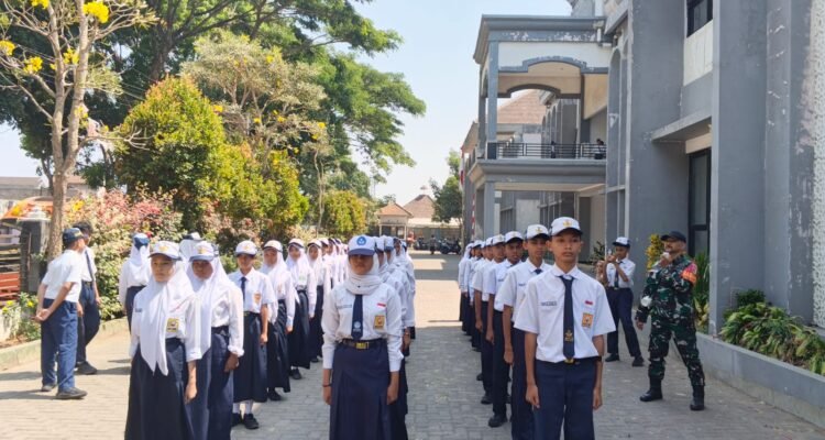 Babinsa Gadang Tanamkan Disiplin dan Karakter Pelajar Lewat LDKS OSIS SMP 29 Malang