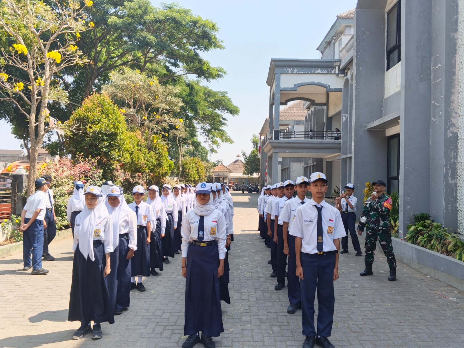 Babinsa Gadang Tanamkan Disiplin dan Karakter Pelajar Lewat LDKS OSIS SMP 29 Malang