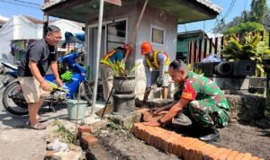 IMG-20261008-WA0029 Babinsa Ketawanggede Bantu Warga Bangun Taman, Lingkungan Makin Nyaman dan Tertata
