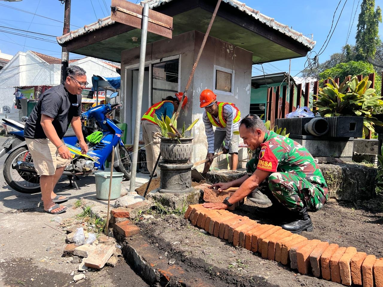 Babinsa Ketawanggede Bantu Warga Bangun Taman, Lingkungan Makin Nyaman dan Tertata