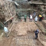 Jembatan Cemorokandang Mulai Dicor, Warga dan Koramil Gotong Royong Percepat Pembangunan
