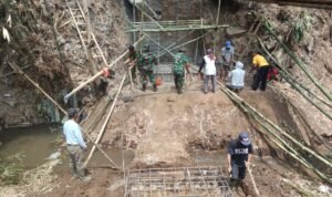 Jembatan Cemorokandang Mulai Dicor, Warga dan Koramil Gotong Royong Percepat Pembangunan