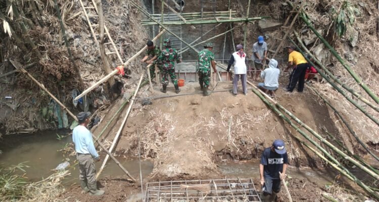 Jembatan Cemorokandang Mulai Dicor, Warga dan Koramil Gotong Royong Percepat Pembangunan