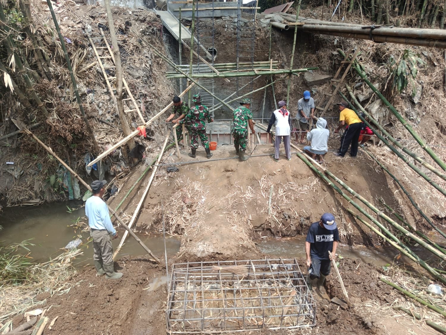 Jembatan Cemorokandang Mulai Dicor, Warga dan Koramil Gotong Royong Percepat Pembangunan