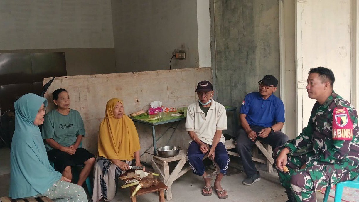 Babinsa Karangbesuki Perkuat Sinergi Warga, Jaga Kerukunan Lingkungan