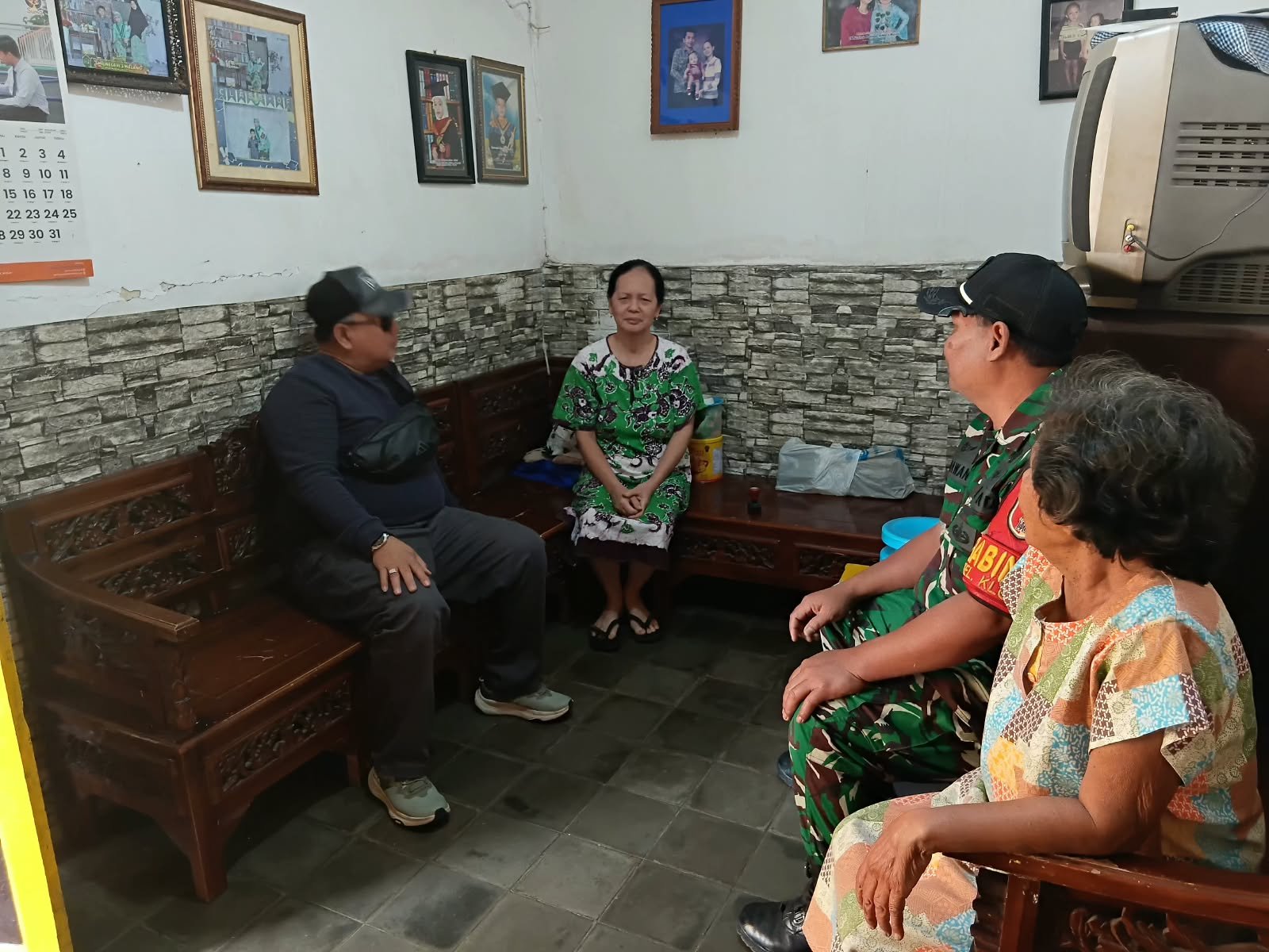 Anjangsana ke Rumah Warga, Babinsa Klojen Perkuat Kemanunggalan TNI dan Rakyat