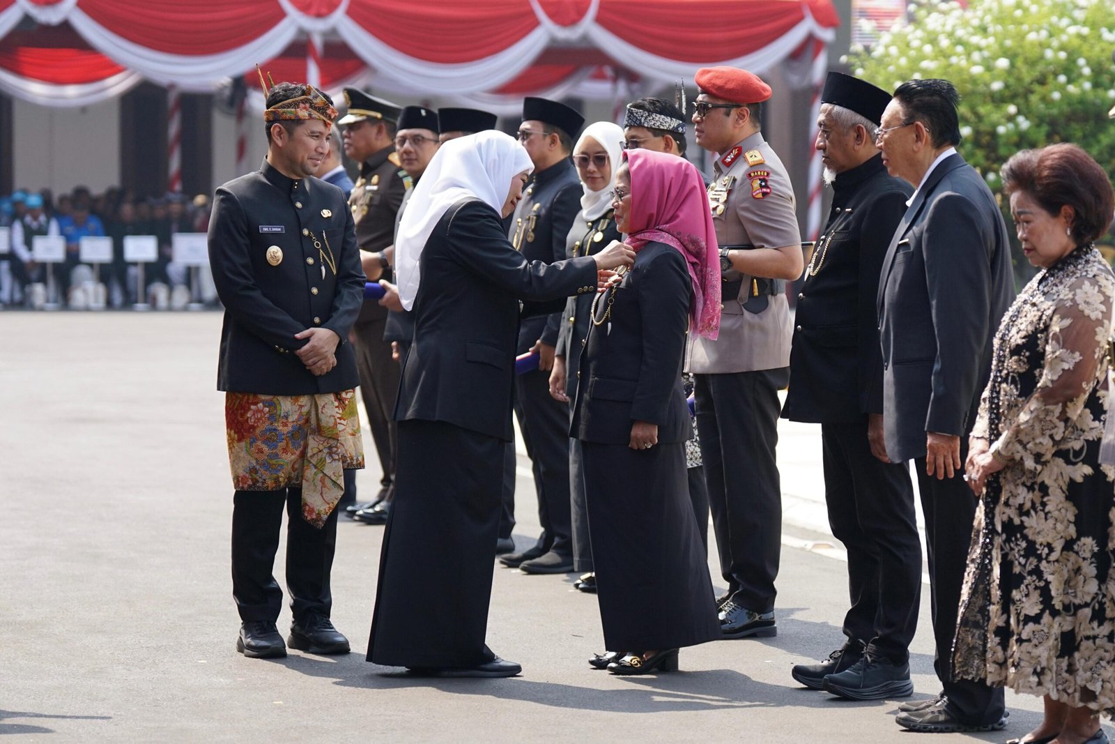 Dua Peran, Satu Perjuangan: Sri Untari Raih Lencana Emas Jer Basuki Mawa Beya