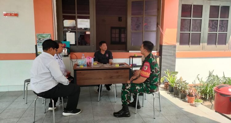 Babinsa Bareng Ajak Warga Jaga Kerukunan demi Keamanan Lingkungan