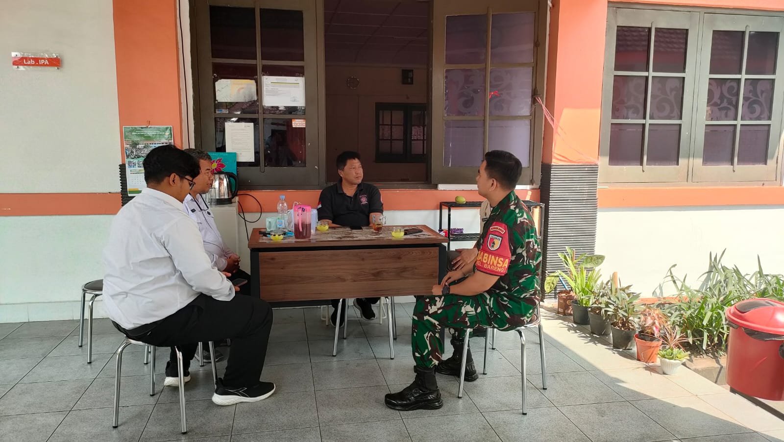 Babinsa Bareng Ajak Warga Jaga Kerukunan demi Keamanan Lingkungan
