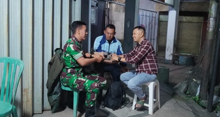 Dengarkan Aspirasi Warga, Babinsa Sukoharjo Perkuat Kewaspadaan Lingkungan
