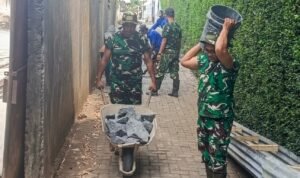 Warga Bantu Angkut Material, Koramil Kedungkandang Percepat Pembangunan Jembatan Garuda Warga Bantu Angkut Material, Koramil Kedungkandang Percepat Pembangunan Jembatan Garuda