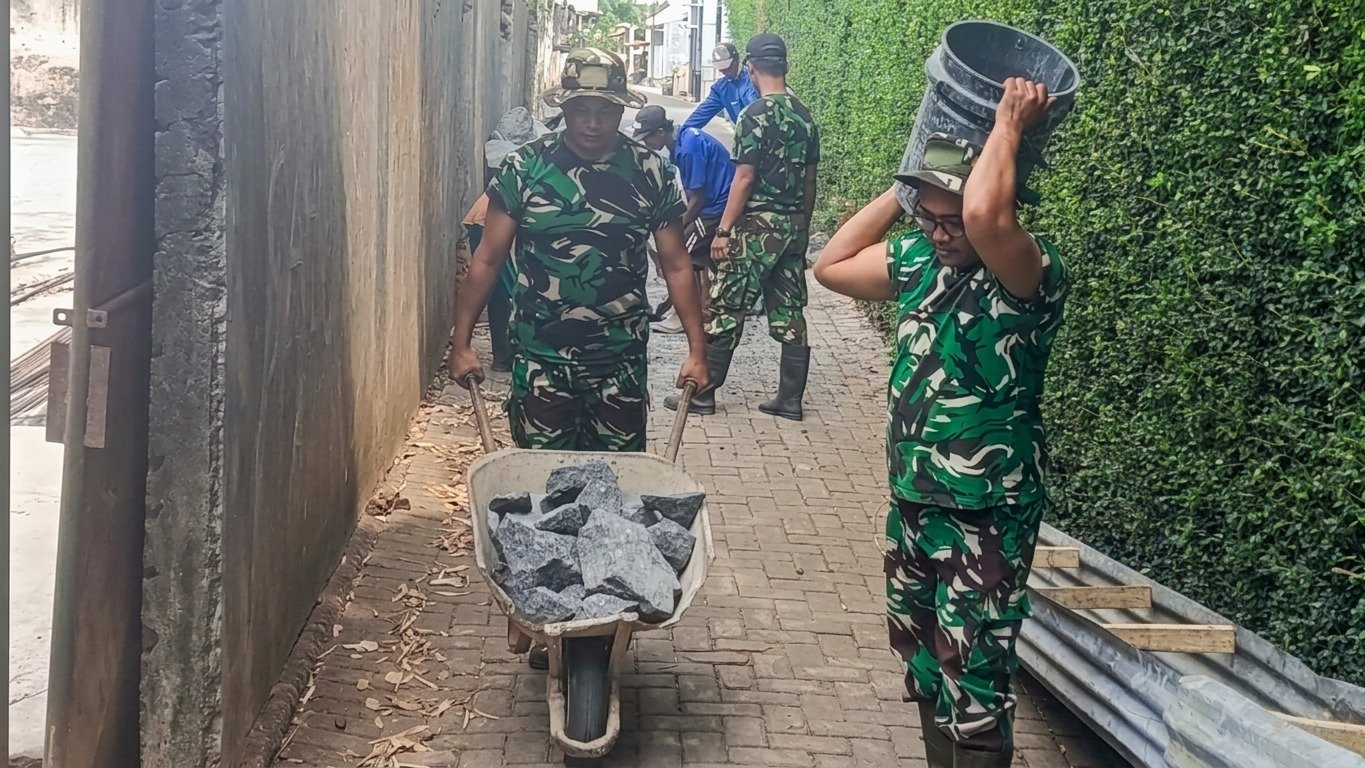 Warga Bantu Angkut Material, Koramil Kedungkandang Percepat Pembangunan Jembatan Garuda