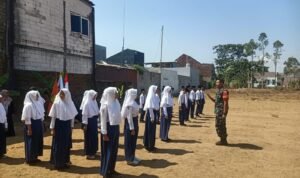 Tanamkan Disiplin Sejak Dini, Babinsa Karangbesuki Bekali Siswa SMP Islam Sabillurosyad Pendidikan Karakter