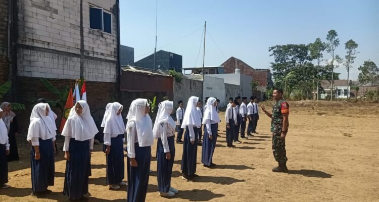 Tanamkan Disiplin Sejak Dini, Babinsa Karangbesuki Bekali Siswa SMP Islam Sabillurosyad Pendidikan Karakter