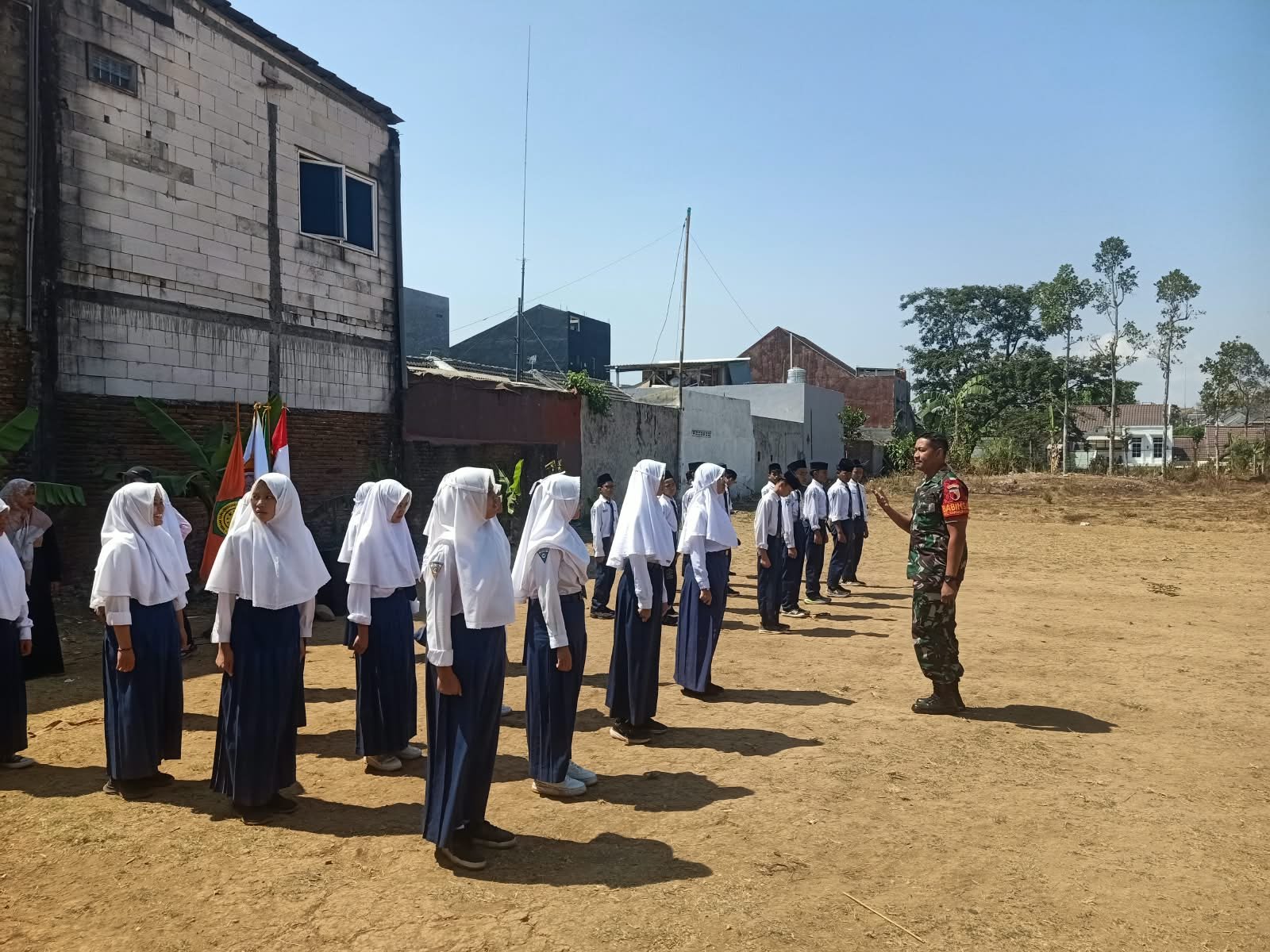 Tanamkan Disiplin Sejak Dini, Babinsa Karangbesuki Bekali Siswa SMP Islam Sabillurosyad Pendidikan Karakter
