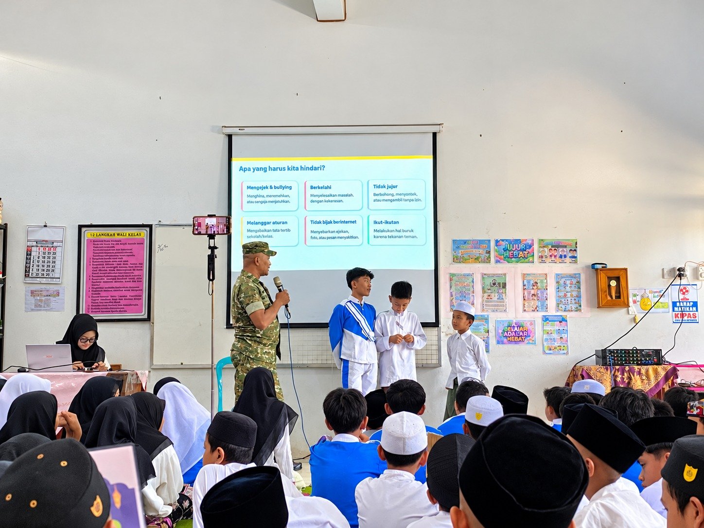 Cegah Bullying dan Bahaya Narkoba, Babinsa Kotalama Bina 206 Siswa MI Nurul Hikmah