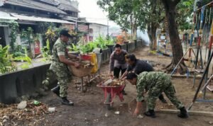IMG-20261026-WA0044 TNI-Polri dan Warga Kompak, Babinsa Rampal Celaket Pimpin Aksi Bersih Lingkungan