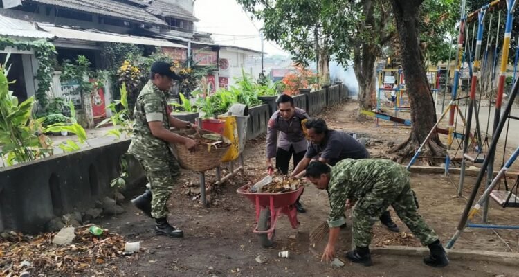 IMG-20261026-WA0044 TNI-Polri dan Warga Kompak, Babinsa Rampal Celaket Pimpin Aksi Bersih Lingkungan