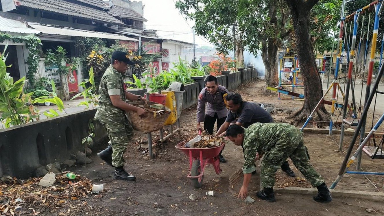 TNI-Polri dan Warga Kompak, Babinsa Rampal Celaket Pimpin Aksi Bersih Lingkungan