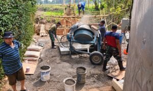 IMG-20261027-WA0044 Babinsa dan Warga Gotong Royong Percepat Pembangunan Jembatan Perintis Garuda