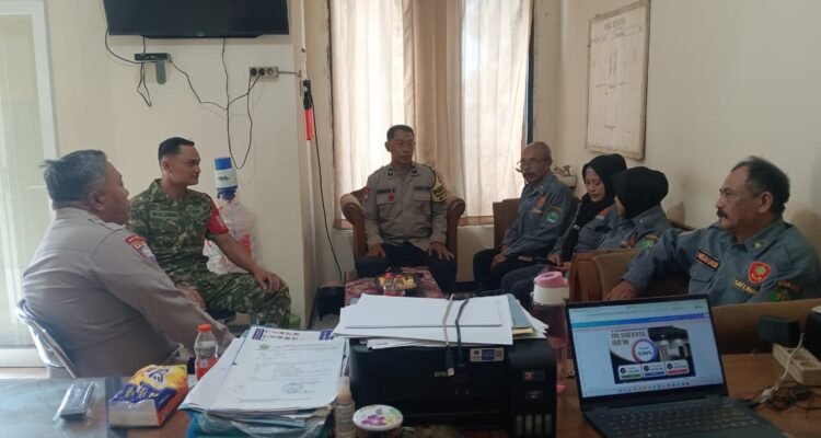 IMG-20261027-WA0050 Babinsa Sumbersari Gandeng Linmas, Perkuat Keamanan Warga