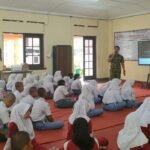 Babinsa Kodim 0833 Tanamkan Cinta Tanah Air kepada Siswa SRMA 22 Malang