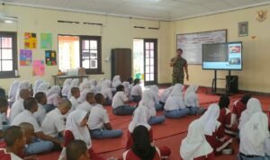 IMG-20261028-WA0050 Babinsa Kodim 0833 Tanamkan Cinta Tanah Air kepada Siswa SRMA 22 Malang