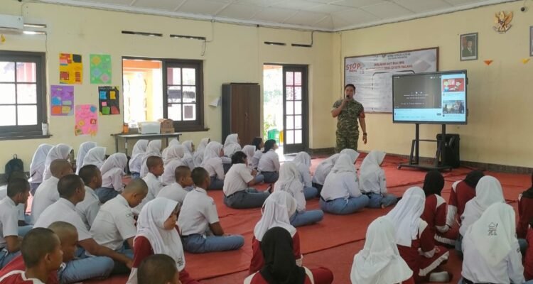 Babinsa Kodim 0833 Tanamkan Cinta Tanah Air kepada Siswa SRMA 22 Malang