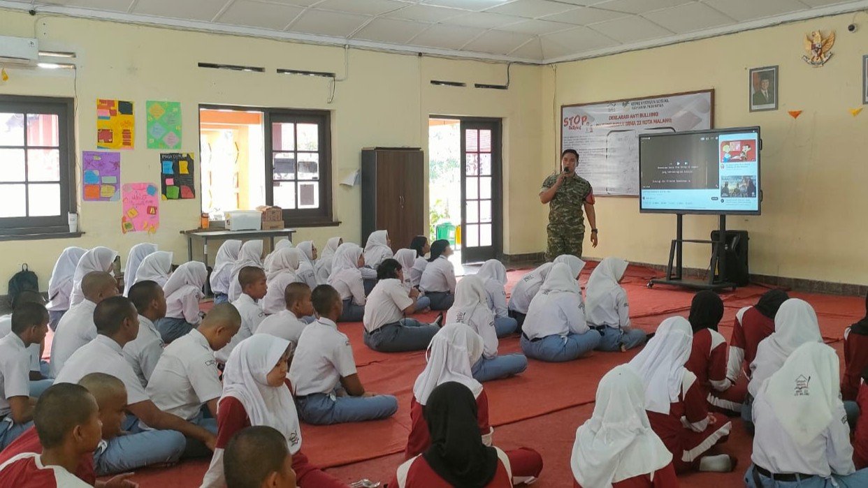 Babinsa Kodim 0833 Tanamkan Cinta Tanah Air kepada Siswa SRMA 22 Malang
