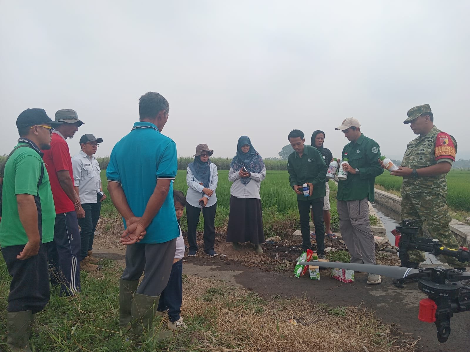 Babinsa Arjowinangun Dampingi Petani Manfaatkan Drone untuk Penyemprotan Padi