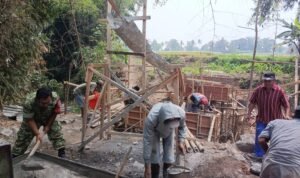 IMG-20261030-WA0156 Gotong Royong Tanpa Sekat, Koramil Kedungkandang dan Warga Cor Jembatan Perintis Garuda
