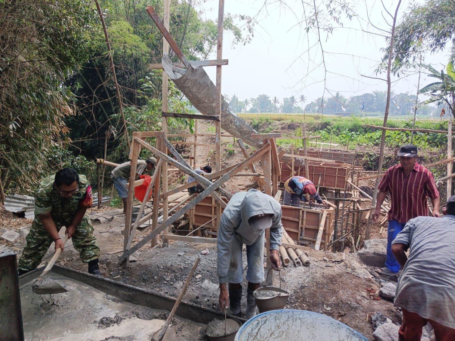 Gotong Royong Tanpa Sekat, Koramil Kedungkandang dan Warga Cor Jembatan Perintis Garuda