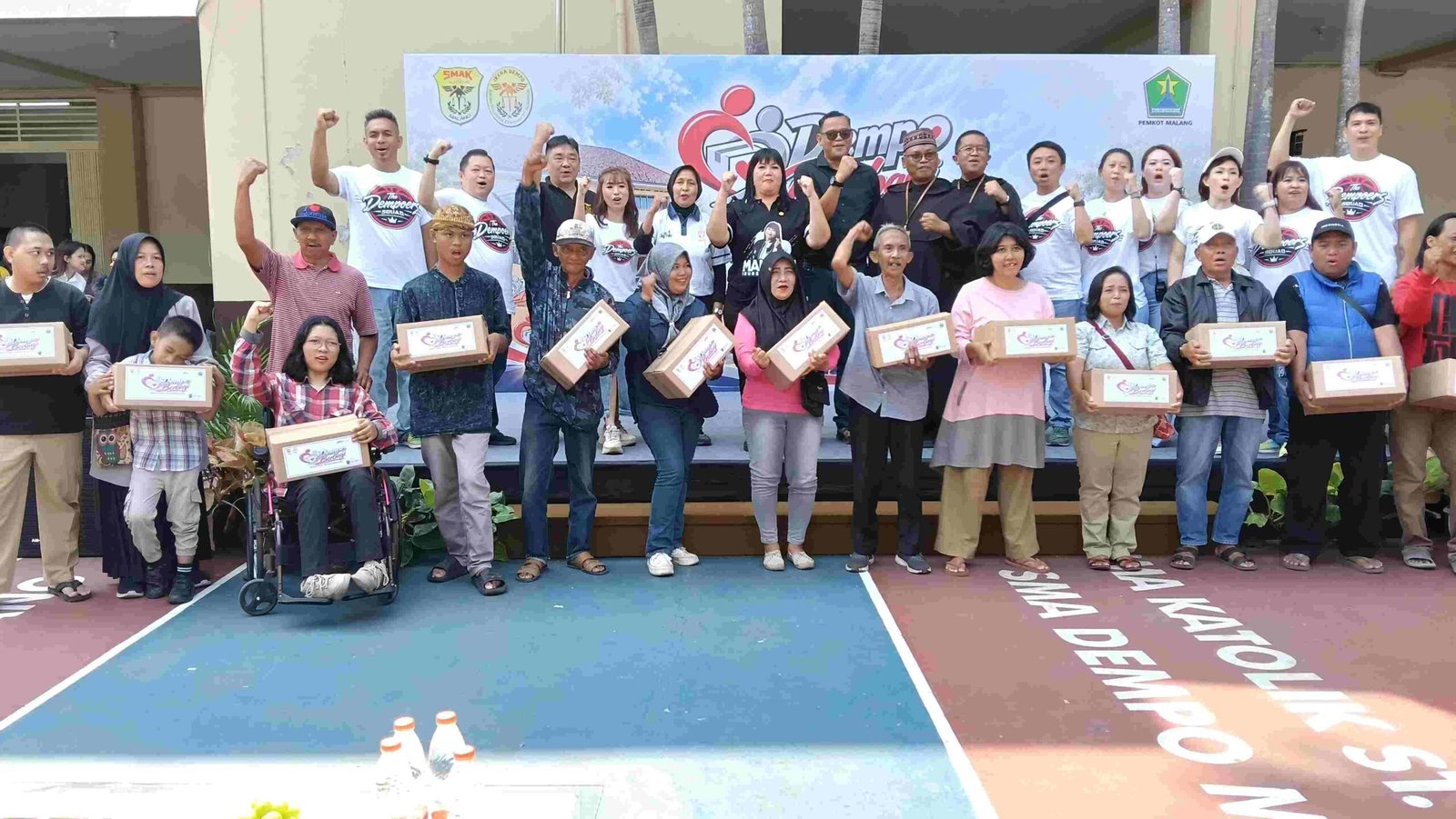 Reuni 25 Tahun, Alumni Dempo 2001 Salurkan 600 Paket Sembako dan Donasikan Ring Basket