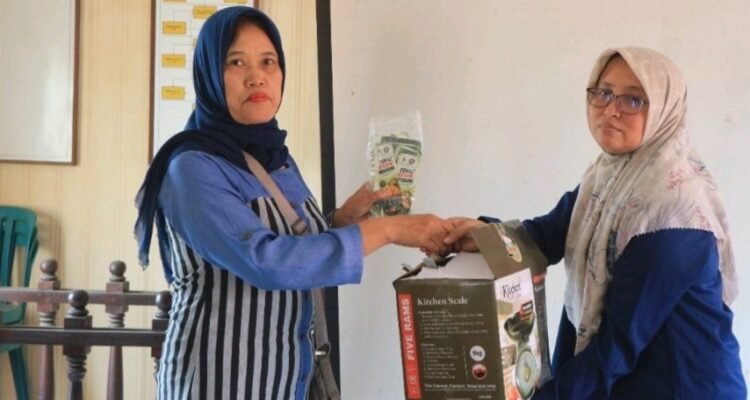 Polinema Dampingi UMKM Keripik Tempe Desa Tulusbesar Naik Kelas