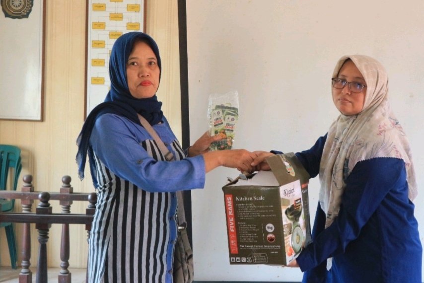 Polinema Dampingi UMKM Keripik Tempe Desa Tulusbesar Naik Kelas